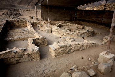 Amerika 'daki medeniyetin beşiğini araştırıyoruz. Dünyanın en eski şehirlerinden biri olan Caral 5000 yıldan daha eskiye dayanıyor. Piramitleri ve karmaşık yapıları bize atalarımızın yaratıcılığını ve dayanıklılığını hatırlatıyor..