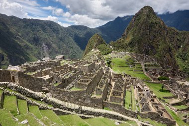 And Dağları 'nın tepelerine tünemiş Machu Picchu İnka medeniyetinin görkeminin bir kanıtı olarak duruyor. Sisli tepeler ve yemyeşil yeşilliklerle çevrili bu antik harikalar saygı ve saygı uyandırır.
