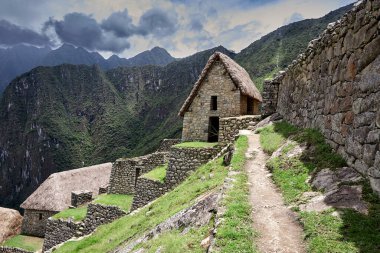 And Dağları 'nın tepelerine tünemiş Machu Picchu İnka medeniyetinin görkeminin bir kanıtı olarak duruyor. Sisli tepeler ve yemyeşil yeşilliklerle çevrili bu antik harikalar saygı ve saygı uyandırır.