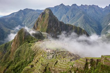 And Dağları 'nın tepelerine tünemiş Machu Picchu İnka medeniyetinin görkeminin bir kanıtı olarak duruyor. Sisli tepeler ve yemyeşil yeşilliklerle çevrili bu antik harikalar saygı ve saygı uyandırır.