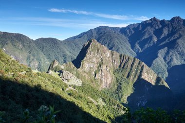 And Dağları 'nın tepelerine tünemiş Machu Picchu İnka medeniyetinin görkeminin bir kanıtı olarak duruyor. Sisli tepeler ve yemyeşil yeşilliklerle çevrili bu antik harikalar saygı ve saygı uyandırır.