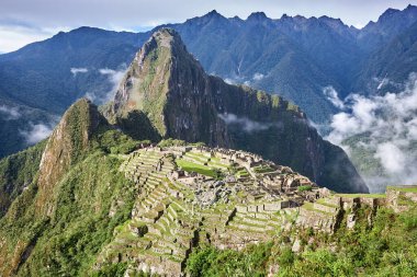 And Dağları 'nın tepelerine tünemiş Machu Picchu İnka medeniyetinin görkeminin bir kanıtı olarak duruyor. Sisli tepeler ve yemyeşil yeşilliklerle çevrili bu antik harikalar saygı ve saygı uyandırır.
