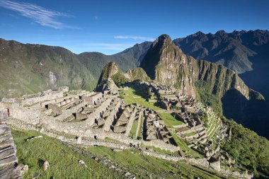 And Dağları 'nın tepelerine tünemiş Machu Picchu İnka medeniyetinin görkeminin bir kanıtı olarak duruyor. Sisli tepeler ve yemyeşil yeşilliklerle çevrili bu antik harikalar saygı ve saygı uyandırır.