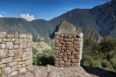 And Dağları 'nın tepelerine tünemiş Machu Picchu İnka medeniyetinin görkeminin bir kanıtı olarak duruyor. Sisli tepeler ve yemyeşil yeşilliklerle çevrili bu antik harikalar saygı ve saygı uyandırır.