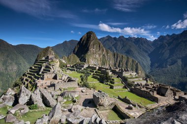 And Dağları 'nın tepelerine tünemiş Machu Picchu İnka medeniyetinin görkeminin bir kanıtı olarak duruyor. Sisli tepeler ve yemyeşil yeşilliklerle çevrili bu antik harikalar saygı ve saygı uyandırır.