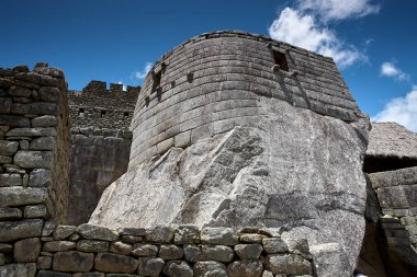 And Dağları 'nın tepelerine tünemiş Machu Picchu İnka medeniyetinin görkeminin bir kanıtı olarak duruyor. Sisli tepeler ve yemyeşil yeşilliklerle çevrili bu antik harikalar saygı ve saygı uyandırır.