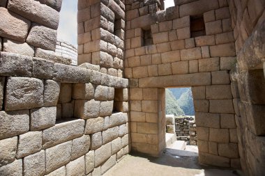 And Dağları 'nın tepelerine tünemiş Machu Picchu İnka medeniyetinin görkeminin bir kanıtı olarak duruyor. Sisli tepeler ve yemyeşil yeşilliklerle çevrili bu antik harikalar saygı ve saygı uyandırır.