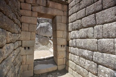 And Dağları 'nın tepelerine tünemiş Machu Picchu İnka medeniyetinin görkeminin bir kanıtı olarak duruyor. Sisli tepeler ve yemyeşil yeşilliklerle çevrili bu antik harikalar saygı ve saygı uyandırır.