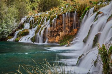 Doğa senfonisi tam gösterimde. Huancaya Şelalesi 'nin nefes kesici güzelliği bir rüyaya adım atmak gibidir. Yauyos Lima Peru da değil.