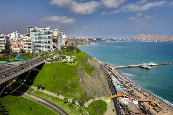 Из окон открывается захватывающий вид на Коста-Верде. Такие моменты напоминают нам о том, что мы должны остановиться, дышать и ценить красоту вокруг нас. Мирафлорес никогда не оставляет нас в страхе. Перу