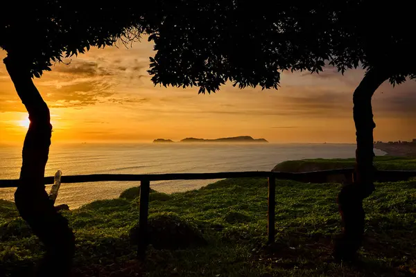 La Costa Verde 'de altın saat titreşimleri. Hiçbir şey Miraflores' de okyanusun üzerinde güneşin batışını izlemenin huzuru kadar güzel olamaz. Lima Peru.