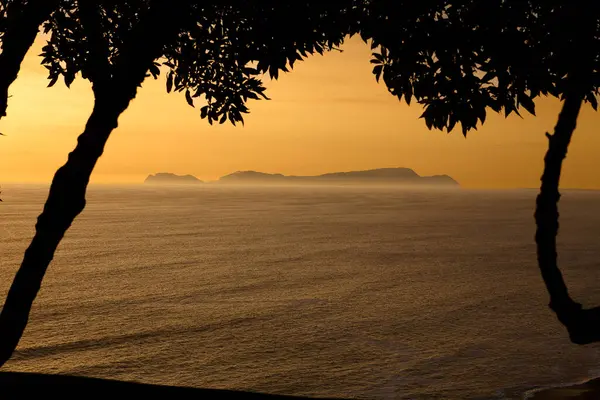 La Costa Verde 'de altın saat titreşimleri. Hiçbir şey Miraflores' de okyanusun üzerinde güneşin batışını izlemenin huzuru kadar güzel olamaz. Lima Peru.