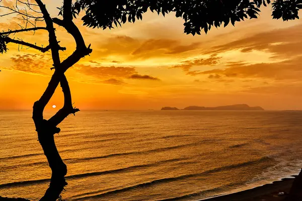 La Costa Verde 'de altın saat titreşimleri. Hiçbir şey Miraflores' de okyanusun üzerinde güneşin batışını izlemenin huzuru kadar güzel olamaz. Lima Peru.