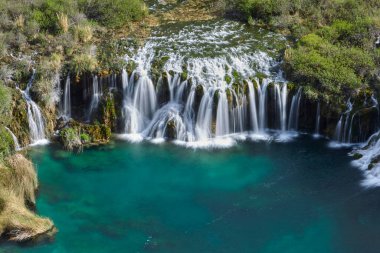 Doğa senfonisi tam gösterimde. Huancaya Şelalesi 'nin nefes kesici güzelliği bir rüyaya adım atmak gibidir. Yauyos Lima Peru da değil.
