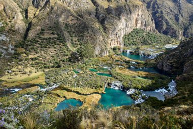 Doğa senfonisi tam gösterimde. Huancaya Şelalesi 'nin nefes kesici güzelliği bir rüyaya adım atmak gibidir. Yauyos Lima Peru da değil.