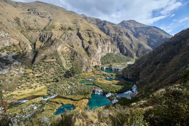 Doğa senfonisi tam gösterimde. Huancaya Şelalesi 'nin nefes kesici güzelliği bir rüyaya adım atmak gibidir. Yauyos Lima Peru da değil.