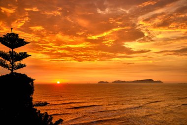 San Lorenzo Adası 'nda güneş batarken, Miraflores' in manzarası saf büyüye dönüşür. Okyanus sonsuz ufukların fısıldarken adanın silueti gökyüzüne karşı alevler saçar.. 