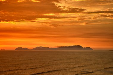 San Lorenzo Adası 'nda güneş batarken, Miraflores' in manzarası saf büyüye dönüşür. Okyanus sonsuz ufukların fısıldarken adanın silueti gökyüzüne karşı alevler saçar.. 