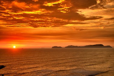 San Lorenzo Adası 'nda güneş batarken, Miraflores' in manzarası saf büyüye dönüşür. Okyanus sonsuz ufukların fısıldarken adanın silueti gökyüzüne karşı alevler saçar.. 