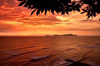 San Lorenzo Adası 'nda güneş batarken, Miraflores' in manzarası saf büyüye dönüşür. Okyanus sonsuz ufukların fısıldarken adanın silueti gökyüzüne karşı alevler saçar.. 