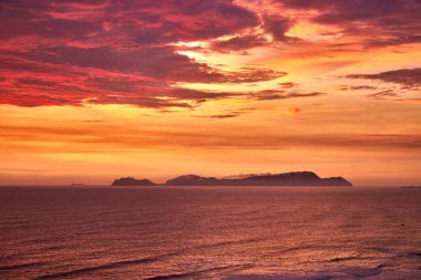 San Lorenzo Adası 'nda güneş batarken, Miraflores' in manzarası saf büyüye dönüşür. Okyanus sonsuz ufukların fısıldarken adanın silueti gökyüzüne karşı alevler saçar.. 