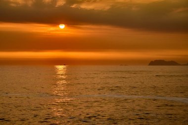 San Lorenzo Adası 'nda güneş batarken, Miraflores' in manzarası saf büyüye dönüşür. Okyanus sonsuz ufukların fısıldarken adanın silueti gökyüzüne karşı alevler saçar.. 