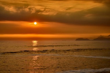 San Lorenzo Adası 'nda güneş batarken, Miraflores' in manzarası saf büyüye dönüşür. Okyanus sonsuz ufukların fısıldarken adanın silueti gökyüzüne karşı alevler saçar.. 