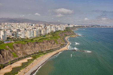 Limas Costa Verde 'nin havadan görünüşü şehir hayatı ve doğal güzelliğin mükemmel bir karışımını ortaya koyuyor. Pasifik' i öpen uçurumlar ve sörfçülere seslenen dalgalarla bu sahil şeridi saf büyüdür. Miraflores Lima