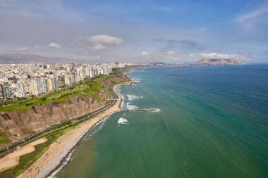 Limas Costa Verde 'nin havadan görünüşü şehir hayatı ve doğal güzelliğin mükemmel bir karışımını ortaya koyuyor. Pasifik' i öpen uçurumlar ve sörfçülere seslenen dalgalarla bu sahil şeridi saf büyüdür. Miraflores Lima
