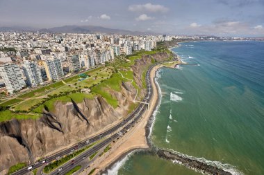 Limas Costa Verde 'nin havadan görünüşü şehir hayatı ve doğal güzelliğin mükemmel bir karışımını ortaya koyuyor. Pasifik' i öpen uçurumlar ve sörfçülere seslenen dalgalarla bu sahil şeridi saf büyüdür. Miraflores Lima