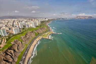 Limas Costa Verde 'nin havadan görünüşü şehir hayatı ve doğal güzelliğin mükemmel bir karışımını ortaya koyuyor. Pasifik' i öpen uçurumlar ve sörfçülere seslenen dalgalarla bu sahil şeridi saf büyüdür. Miraflores Lima