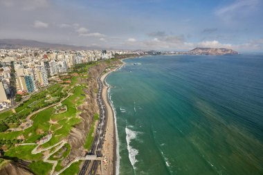 Limas Costa Verde 'nin havadan görünüşü şehir hayatı ve doğal güzelliğin mükemmel bir karışımını ortaya koyuyor. Pasifik' i öpen uçurumlar ve sörfçülere seslenen dalgalarla bu sahil şeridi saf büyüdür. Miraflores Lima