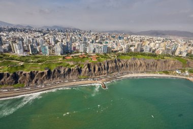 Limas Costa Verde 'nin havadan görünüşü şehir hayatı ve doğal güzelliğin mükemmel bir karışımını ortaya koyuyor. Pasifik' i öpen uçurumlar ve sörfçülere seslenen dalgalarla bu sahil şeridi saf büyüdür. Miraflores Lima