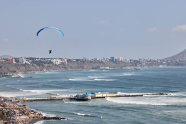 Limas Costa Verde 'nin havadan görünüşü şehir hayatı ve doğal güzelliğin mükemmel bir karışımını ortaya koyuyor. Pasifik' i öpen uçurumlar ve sörfçülere seslenen dalgalarla bu sahil şeridi saf büyüdür. Miraflores Lima
