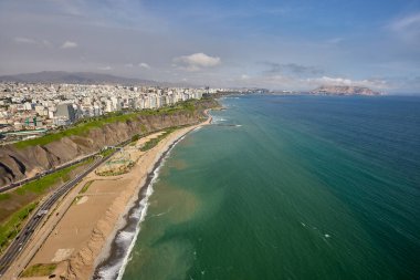 Limas Costa Verde 'nin havadan görünüşü şehir hayatı ve doğal güzelliğin mükemmel bir karışımını ortaya koyuyor. Pasifik' i öpen uçurumlar ve sörfçülere seslenen dalgalarla bu sahil şeridi saf büyüdür. Miraflores Lima