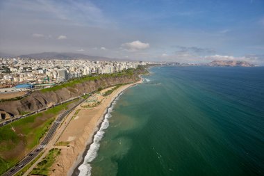 Limas Costa Verde 'nin havadan görünüşü şehir hayatı ve doğal güzelliğin mükemmel bir karışımını ortaya koyuyor. Pasifik' i öpen uçurumlar ve sörfçülere seslenen dalgalarla bu sahil şeridi saf büyüdür. Miraflores Lima