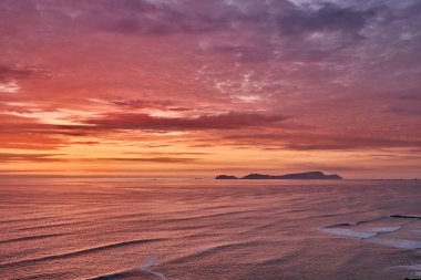 Aşk gün batımının renklerine boyandı. Miraflores 'te sihirli bir an, okyanusun gökyüzüyle buluştuğu ve kalplerin tek yürek olarak attığı. Lima Peru.