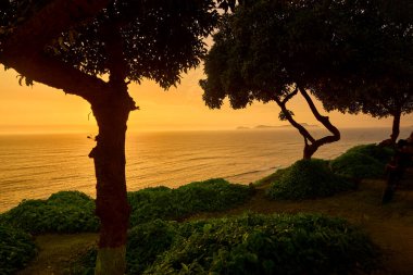 Aşk gün batımının renklerine boyandı. Miraflores 'te sihirli bir an, okyanusun gökyüzüyle buluştuğu ve kalplerin tek yürek olarak attığı. Lima Peru.