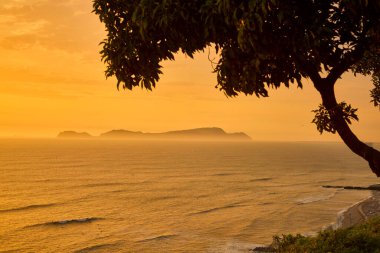 Aşk gün batımının renklerine boyandı. Miraflores 'te sihirli bir an, okyanusun gökyüzüyle buluştuğu ve kalplerin tek yürek olarak attığı. Lima Peru.