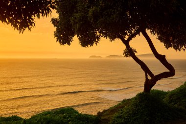 Aşk gün batımının renklerine boyandı. Miraflores 'te sihirli bir an, okyanusun gökyüzüyle buluştuğu ve kalplerin tek yürek olarak attığı. Lima Peru.