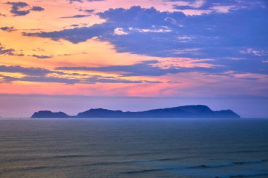Aşk gün batımının renklerine boyandı. Miraflores 'te sihirli bir an, okyanusun gökyüzüyle buluştuğu ve kalplerin tek yürek olarak attığı. Lima Peru.