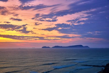 Aşk gün batımının renklerine boyandı. Miraflores 'te sihirli bir an, okyanusun gökyüzüyle buluştuğu ve kalplerin tek yürek olarak attığı. Lima Peru.
