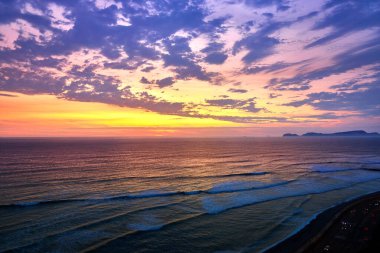 Aşk gün batımının renklerine boyandı. Miraflores 'te sihirli bir an, okyanusun gökyüzüyle buluştuğu ve kalplerin tek yürek olarak attığı. Lima Peru.