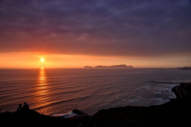 Aşk gün batımının renklerine boyandı. Miraflores 'te sihirli bir an, okyanusun gökyüzüyle buluştuğu ve kalplerin tek yürek olarak attığı. Lima Peru.