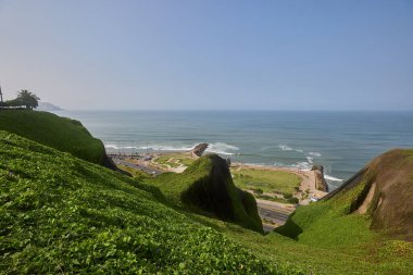 Malecn Miraflores 'in çarpıcı görüntüsü La Costa Verde' nin özünü yakalıyor. Doğanın canlı şehir enerjisiyle buluştuğu yer Miraflores Lima Peru.