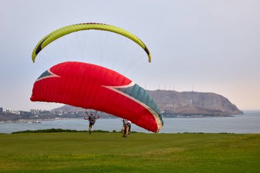 Malecn Miraflores 'in çarpıcı görüntüsü La Costa Verde' nin özünü yakalıyor. Doğanın canlı şehir enerjisiyle buluştuğu yer Miraflores Lima Peru.