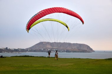Malecn Miraflores 'in çarpıcı görüntüsü La Costa Verde' nin özünü yakalıyor. Doğanın canlı şehir enerjisiyle buluştuğu yer Miraflores Lima Peru.
