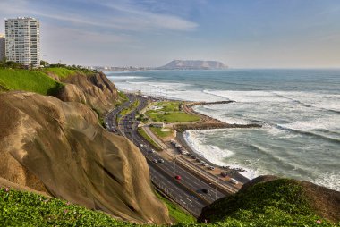 Malecn Miraflores 'in çarpıcı görüntüsü La Costa Verde' nin özünü yakalıyor. Doğanın canlı şehir enerjisiyle buluştuğu yer Miraflores Lima Peru.