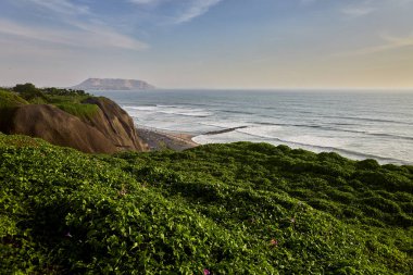 Malecn Miraflores 'in çarpıcı görüntüsü La Costa Verde' nin özünü yakalıyor. Doğanın canlı şehir enerjisiyle buluştuğu yer Miraflores Lima Peru.