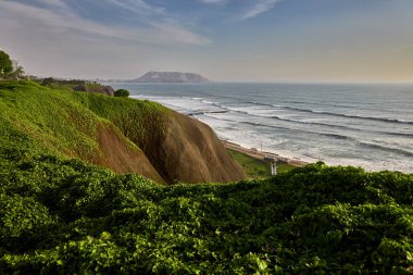 Malecn Miraflores 'in çarpıcı görüntüsü La Costa Verde' nin özünü yakalıyor. Doğanın canlı şehir enerjisiyle buluştuğu yer Miraflores Lima Peru.